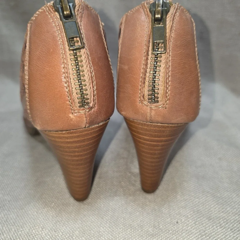 Bella Vita Tan Leather Upper Peep Toe Shoes Size 8.5 Medium